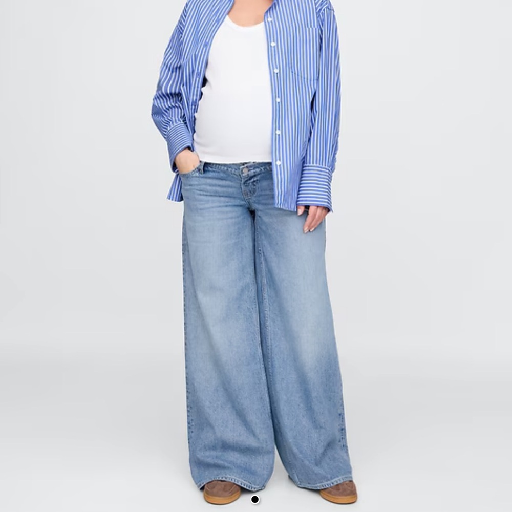 GAP MATERNITY Light Blue Flare Jeans - wide leg- flare- baggy- women’s maternity